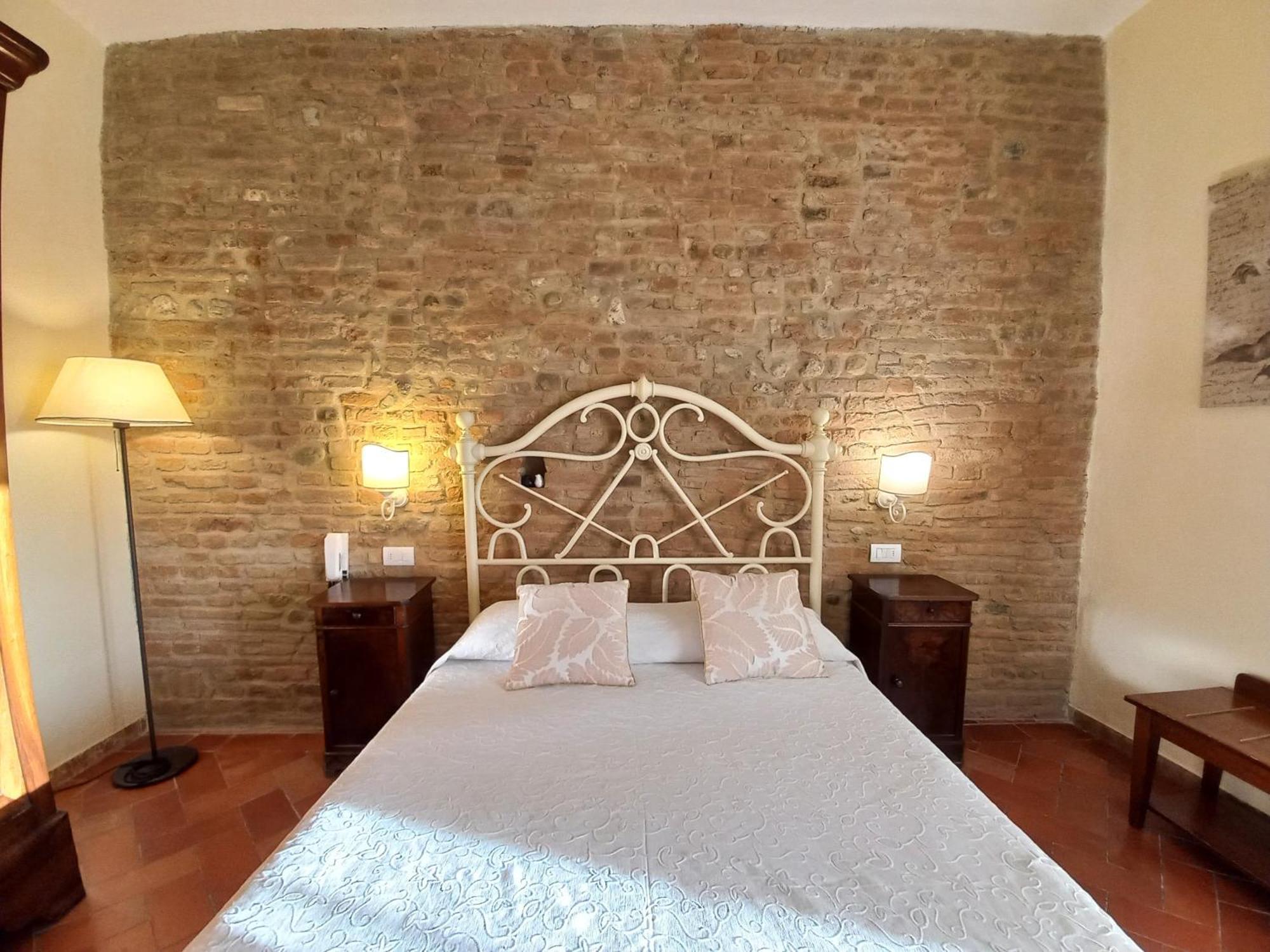Hotel Il Castello Чертальдо Экстерьер фото