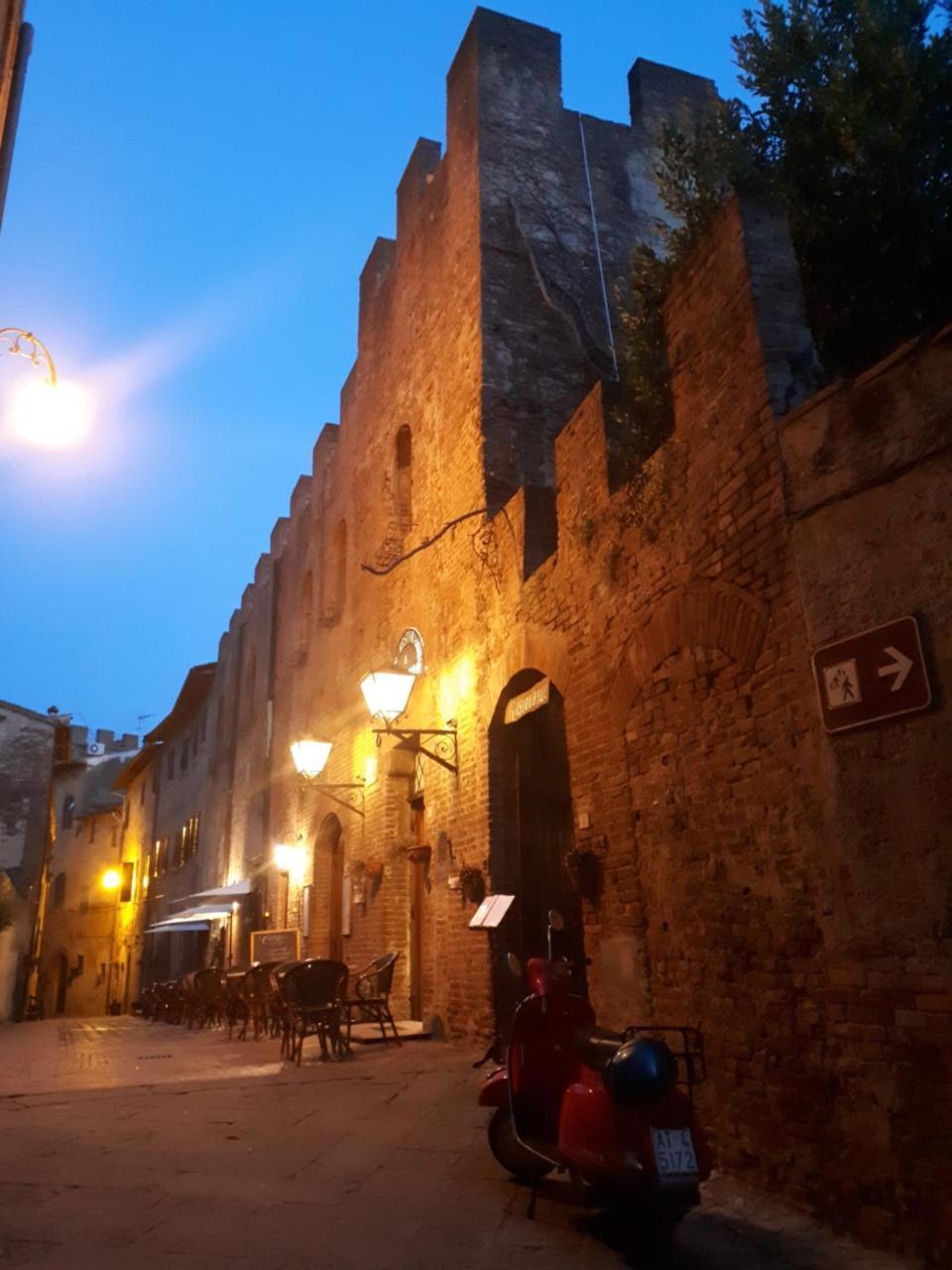 Hotel Il Castello Чертальдо Экстерьер фото